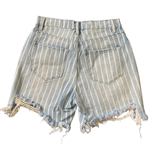 Fashion Nova distressed light wash striped denim shorts size 3 - Picture 6 of 6